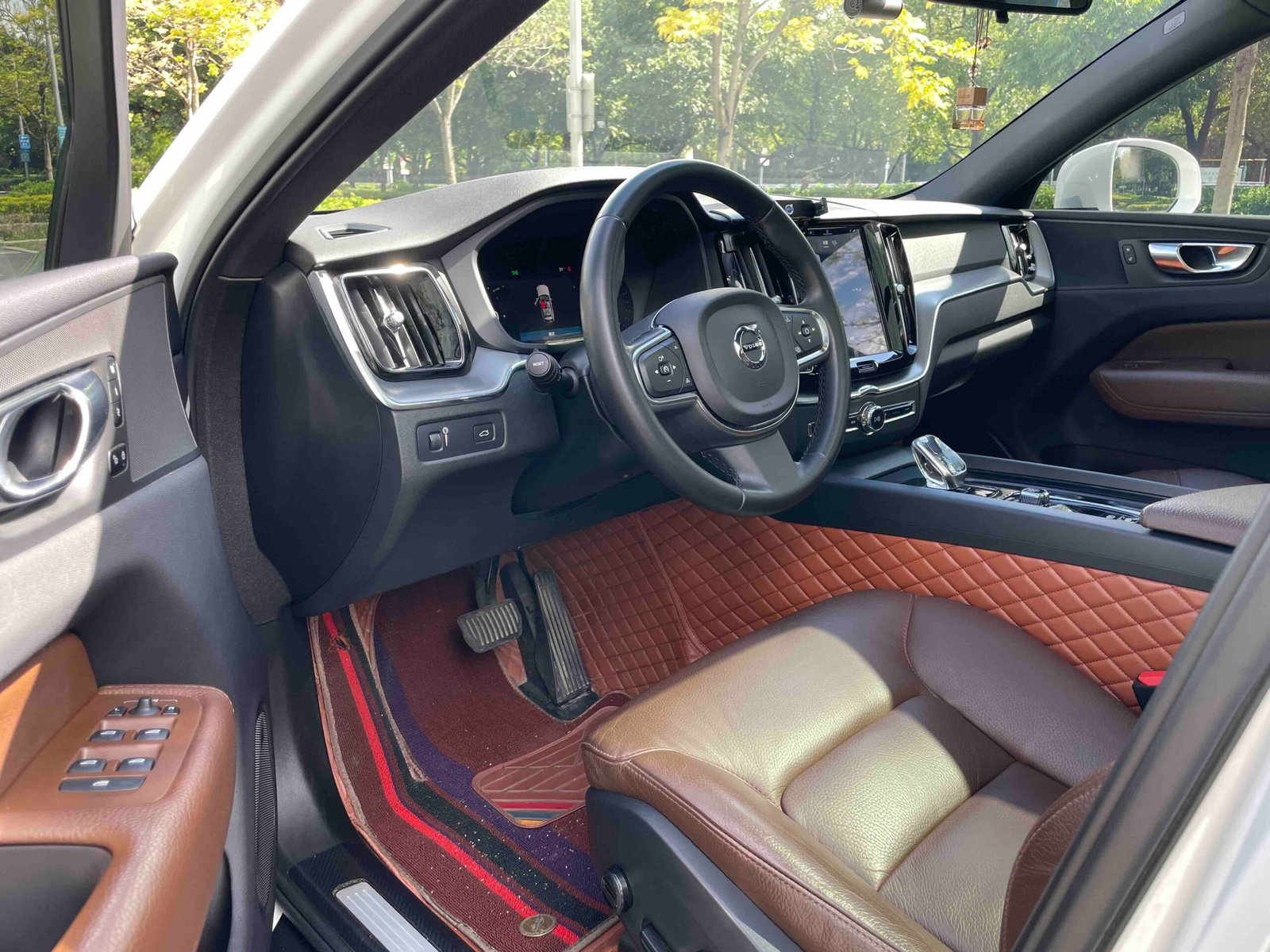 Volvo XC60 2022 B5 AWD Momentum Version