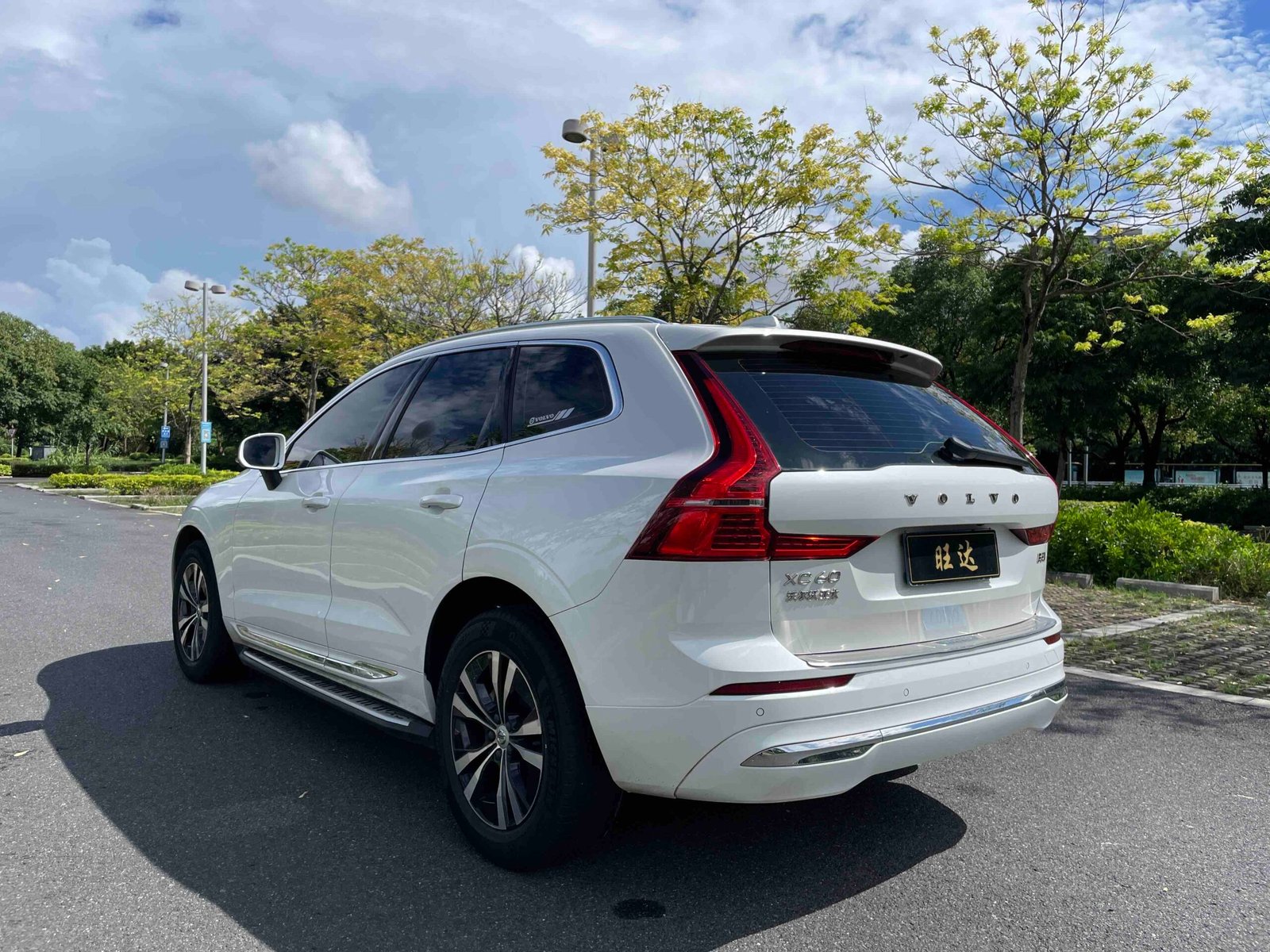 Volvo XC60 2022 B5 AWD Momentum Version